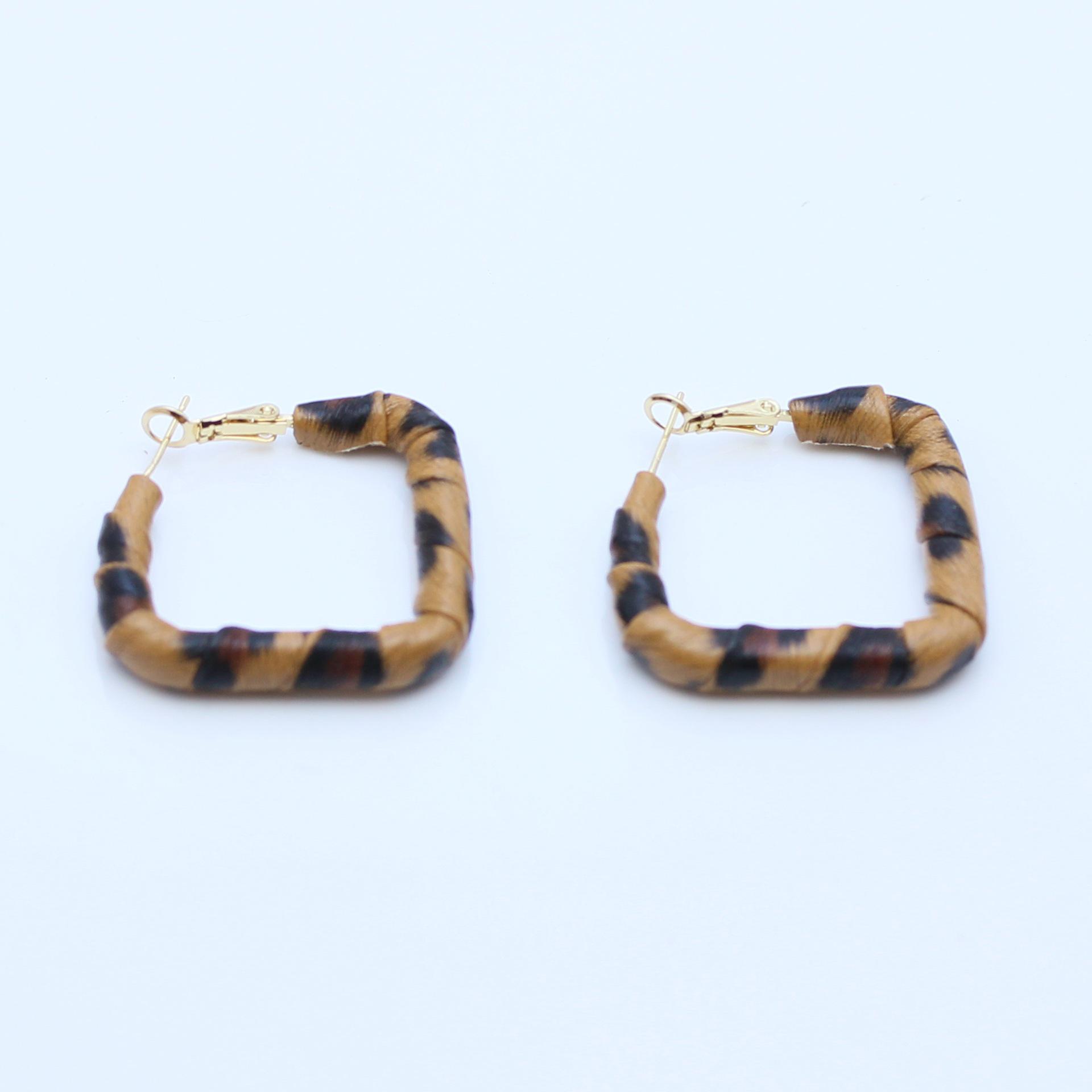 

Серьги в ретро-гонконгском стиле: Квадратные обтянутые кожей серьги-каффы с леопардовым принтом и серебряными иглами