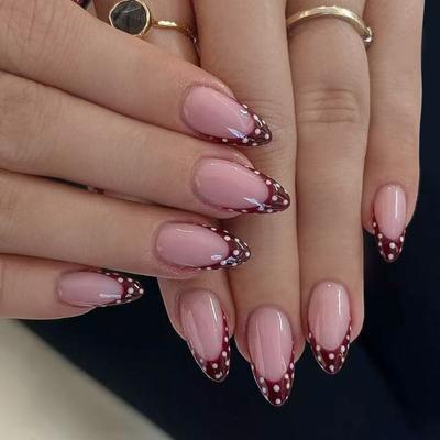 Ongle Press-On Forme Amande Base Rouge Vin Points Blancs Ongle Artificiel Aspect Naturel Facile à Poser Confortable à Porter
