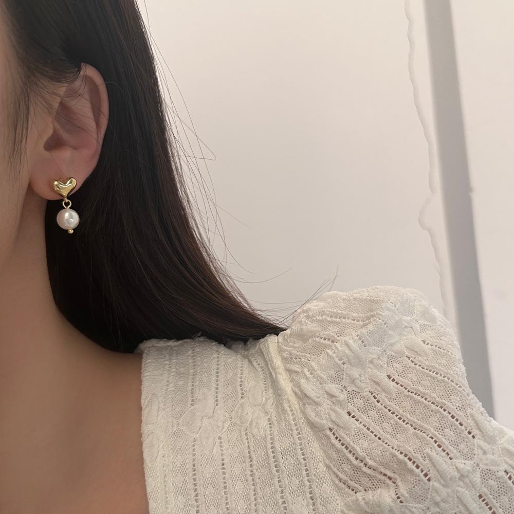 Gold-Tone Heart Freshwater Pearl Shell Bead Stud Earrings for Women - Elegant Copper-Plated Design