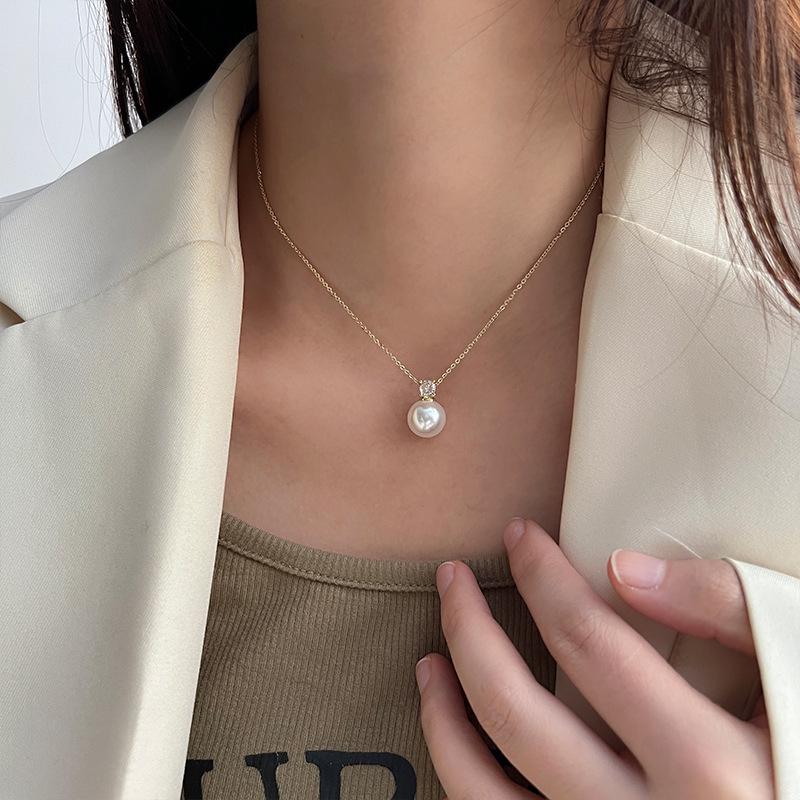Elegant Metal Heart Clavicle Necklace for Women - Light Luxury Design