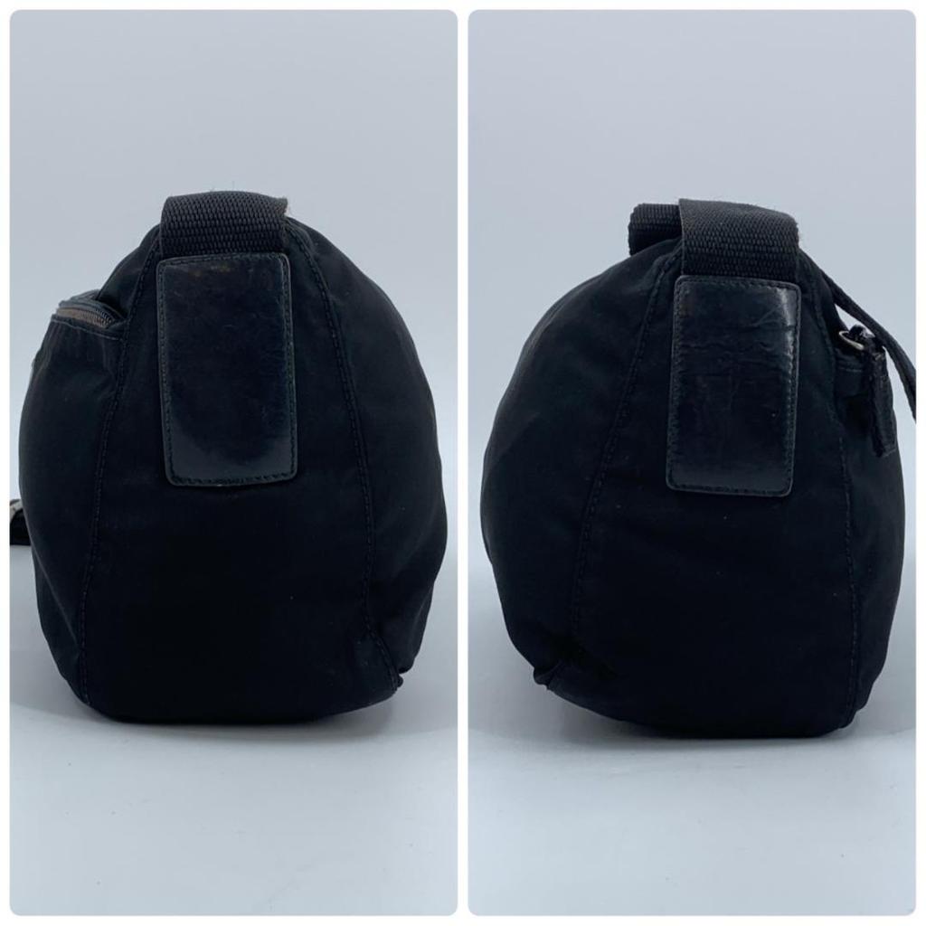Prada Pocono Schultertasche Kameratasche Crossbody Tessuto Nylon Leder Schwarzer Schultergurt Crossbody Dreieckiges Logo-Schild Weißes Etikett