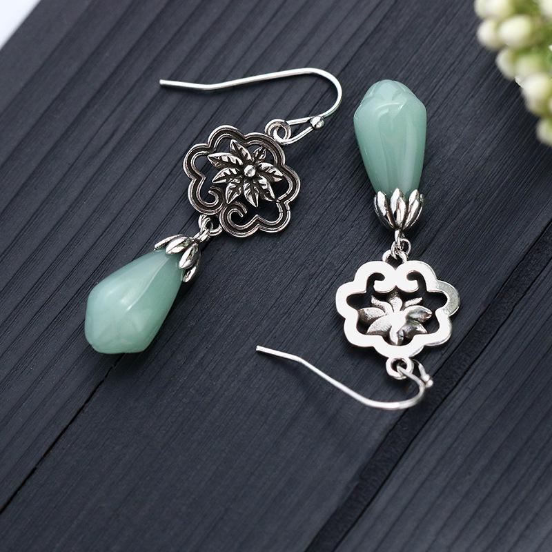 Von Xiaohongshu empfohlene Retro Magnolien Thai Silber Imitation Hetian Jade Ohrringe