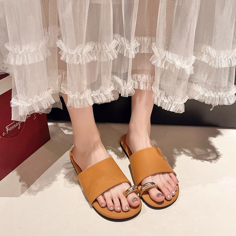 Fashion Rubber Flip Flops Shoes Woman 2025 Slippers Casual Shale Female Beach Pantofle Rivet Hawaiian Luxury Sabot Soft Flat New Slides