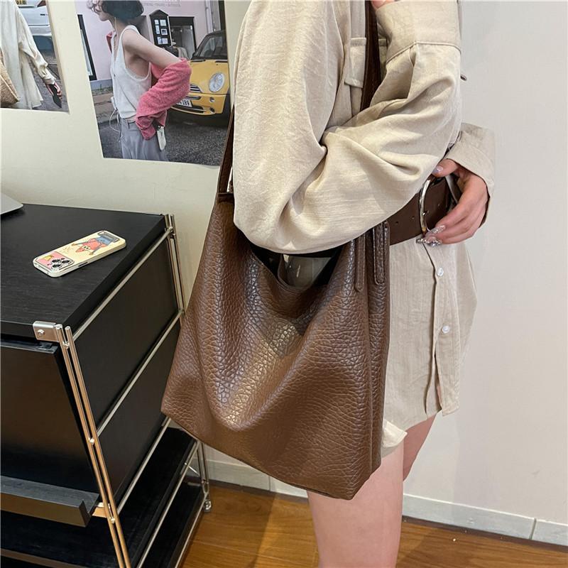 Large-capacity bag women's 2025 new autumn and winter retro style lychee pattern handbag for class commuting shoulder tote bag