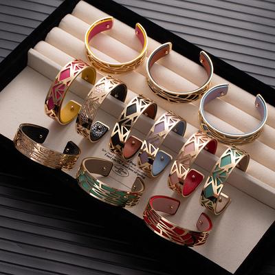 Bracelet Large en Cuir PU Coloré Double Face Remplaçable Mode pour Femmes Motif Creux Acier Titane Bracelet Ouvert