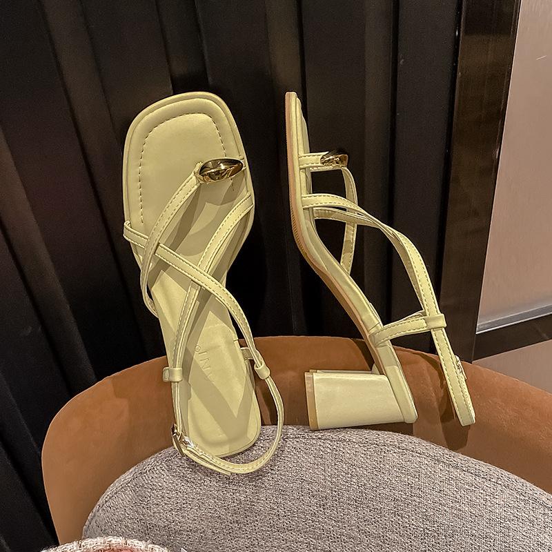 

Европейские и американские металлические украшения, толстые сандалии с зажимом 2024 года, новые модные повседневные сандалии на высоком каблуке для женщин, летнее время 39 светло-желтого