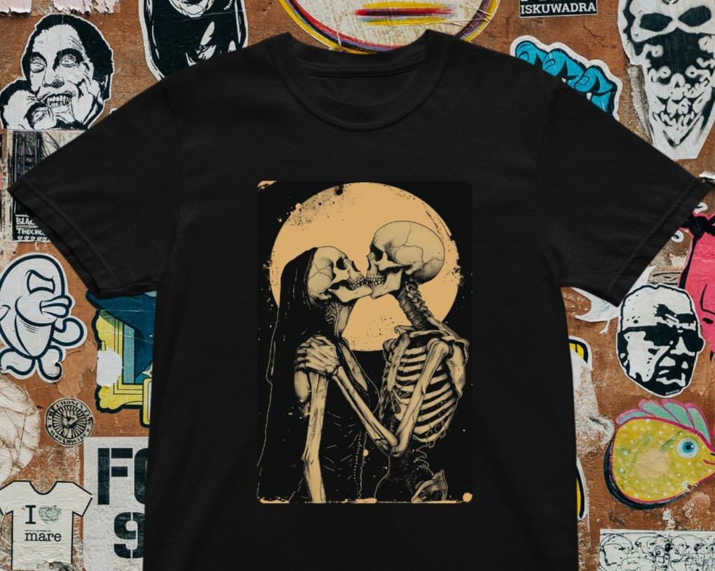 Skeleton Lovers T-Shirt – Gothic Romance Skull Kiss Tee Dark Art Skeleton Coupl M