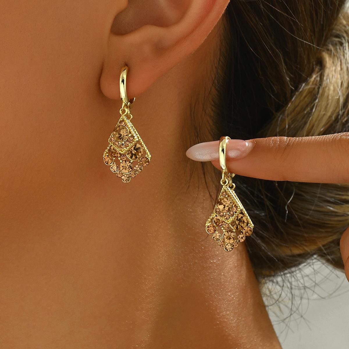 

Легкие серьги класса люкс, женская индивидуальность, высокое чувство, застежка в виде ромба, инкрустированная бриллиантами, модные универсальные серьги-гвоздики, серьги.