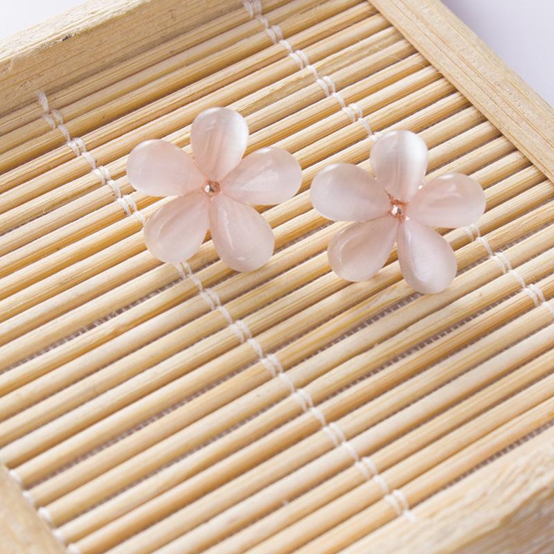 Women Stylish Pure White Flower Ear Stud