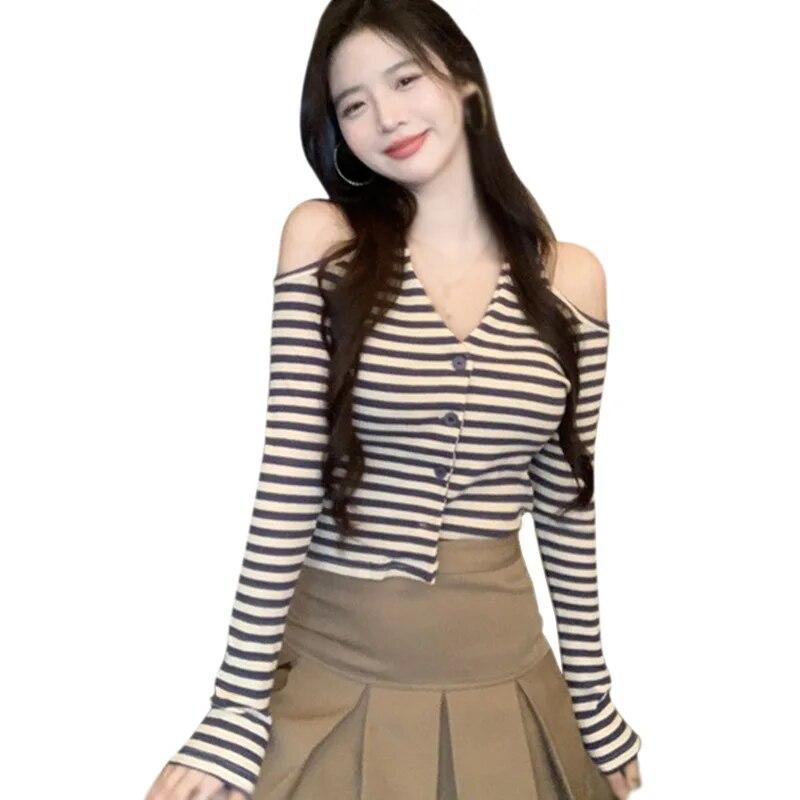 Schulterfreier Cardigan für Damen mit V-Ausschnitt, Streifen, Knopfleiste vorne, schmale Passform, verkürzter Mantel, Herbst-Outfits, Strickwaren