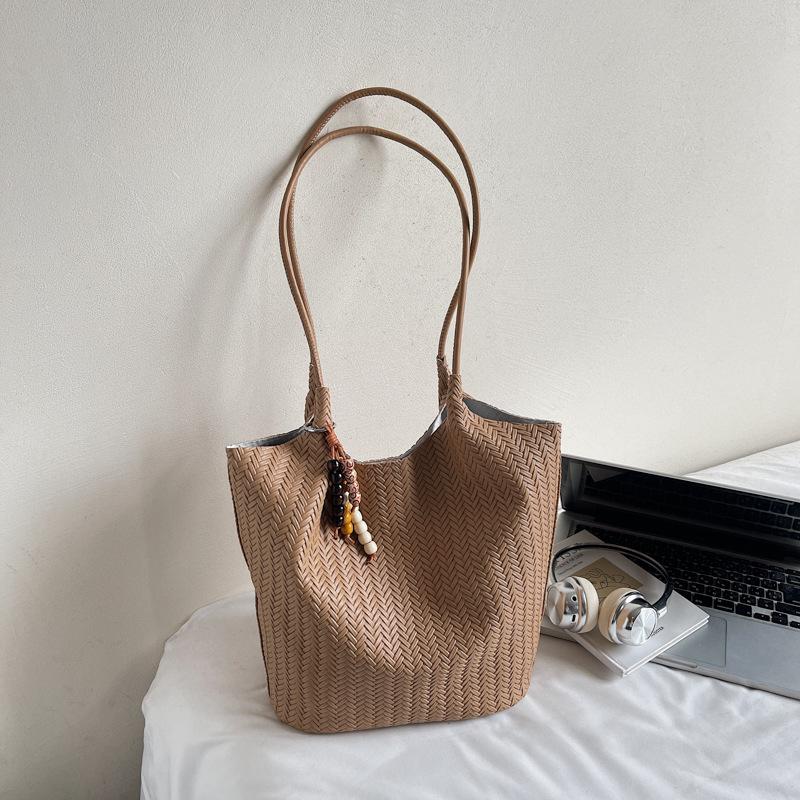 Korean version of retro bag women's large capacity 2025 new autumn shoulder woven mother and child bag commuter tote bag