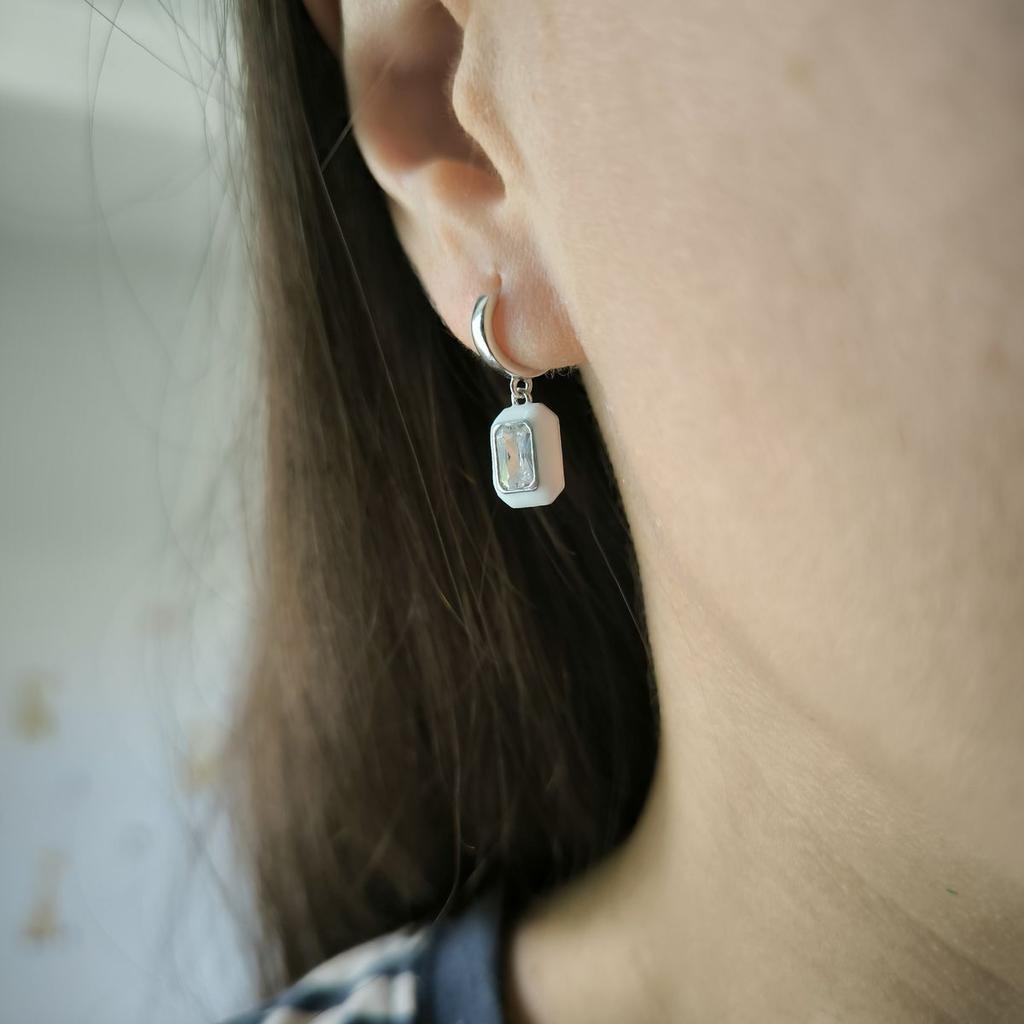 Серебряные серьги с фианитами, емаллю (2185901)