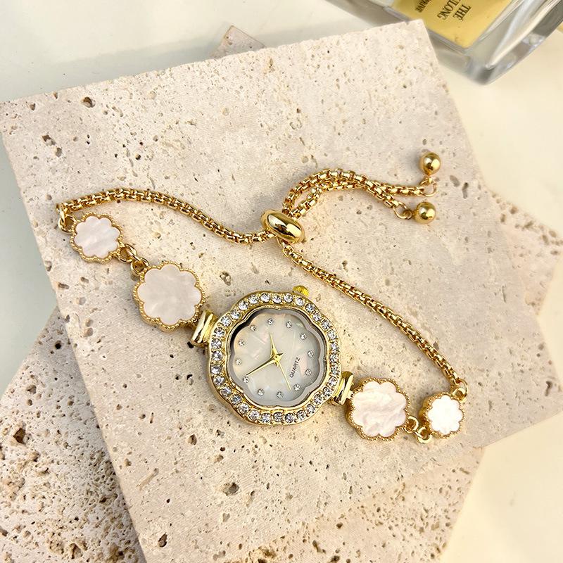 Новые женские нишевые простые стильные цветочные браслетные часы популярные модные кварцевые часы