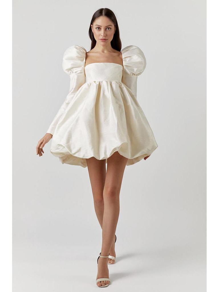 Elegantní saténové společenské šaty s nabíranými rukávy pro ženy