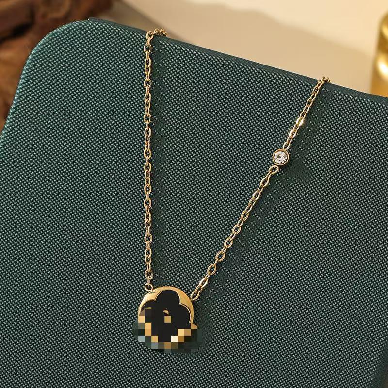 18K Gold-Plated Titanium Four-Leaf Clover Bracelet - Versatile, Non-Fading, Light Luxury Fashion with Shell Accents