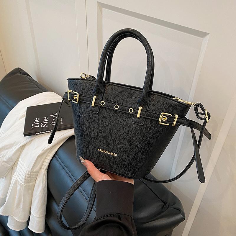 This year's popular small bag women's autumn and winter 2025 new retro shoulder messenger bag Korean version portable bucket bag