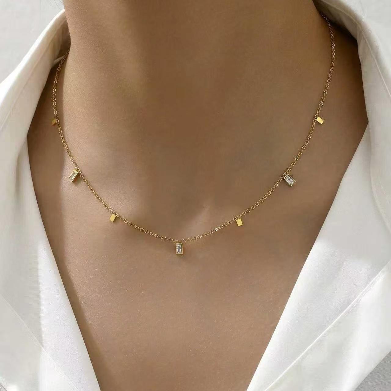 Zircon-Embellished Square Pendant Stainless Steel Necklace - Elegant Collarbone Chain Jewelry золотой
