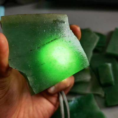 Pietra di giada naturale di giada verde grezza cinese Dulong Jade Campioni minerali didattici Pietra decorativa per la casa