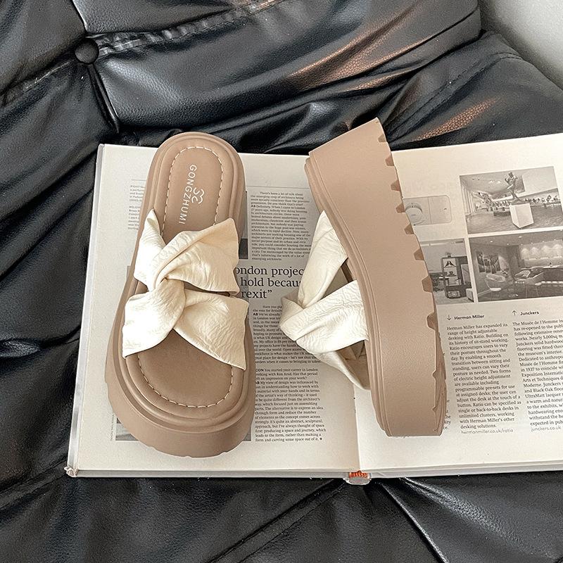 

French retro kinky thick-soled heightening cool slippers women s 2025 summer new versatile skirt one-word sandals 40