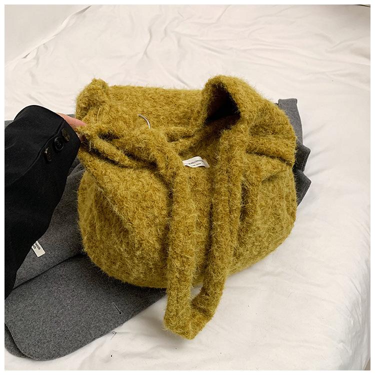 

2025 новая нишевая ретро плюшевая сумка-мессенджер на плечо, осенняя сумка-тоут большой вместимости для通勤, повседневная модная женская жёлтый