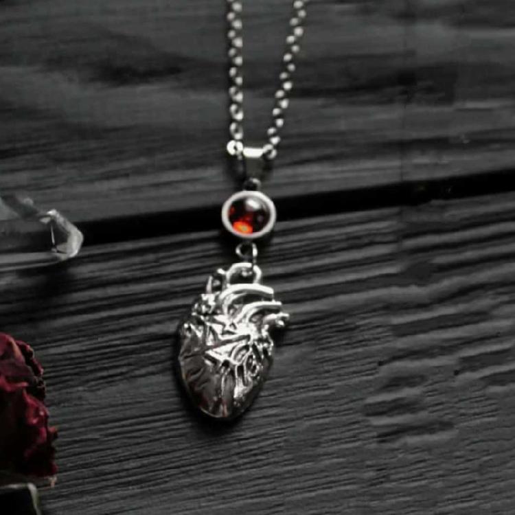 Detailed Metal Gothic Necklace With Heart Charm Perfect For Dark Aesthetic Wardrobe