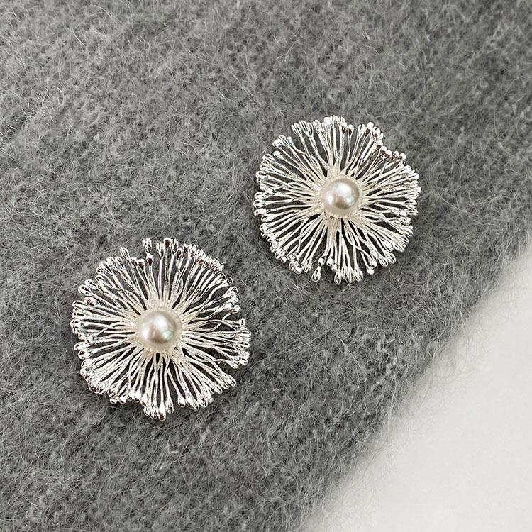 Retro Floral Fashion Earrings Personalized Cool Wind Exaggerated Light Luxury High-end Sense Women's Dainty Daily Wear Earrings