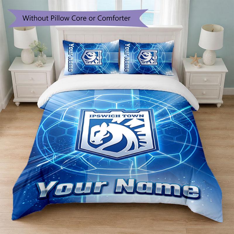 Set Biancheria da Letto Personalizzato Ipswich Town con Nome e Testo 1 Copripiumino+2 Federe Logo Calcio Regalo Personalizzato per Occasione Speciale Decorazione Camera da Letto