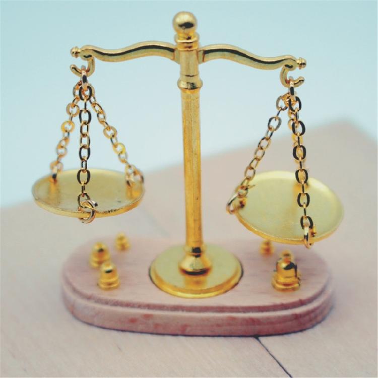 1/12 Scale Realistic Antique Balance Scale Wood & Alloy Build Miniature Dollhouses Furniture