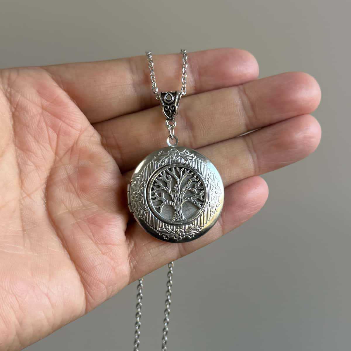 

Original Retro Celtic Triple Knot Tree of Life Filigree Engraving Photo Box Pendant Necklace for Men Women Creative Jewelry Gift