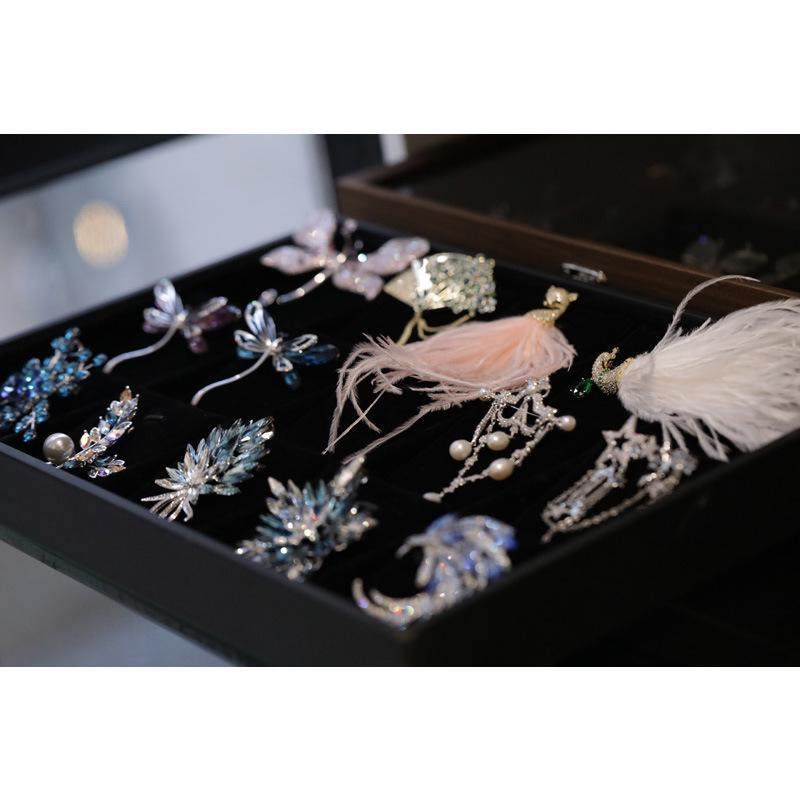 Bo Xin Yun Elegant Pearl Crystal Wheat Ear Brooch - Fashionable Cardigan Accessory and Gift Souvenir Pin.