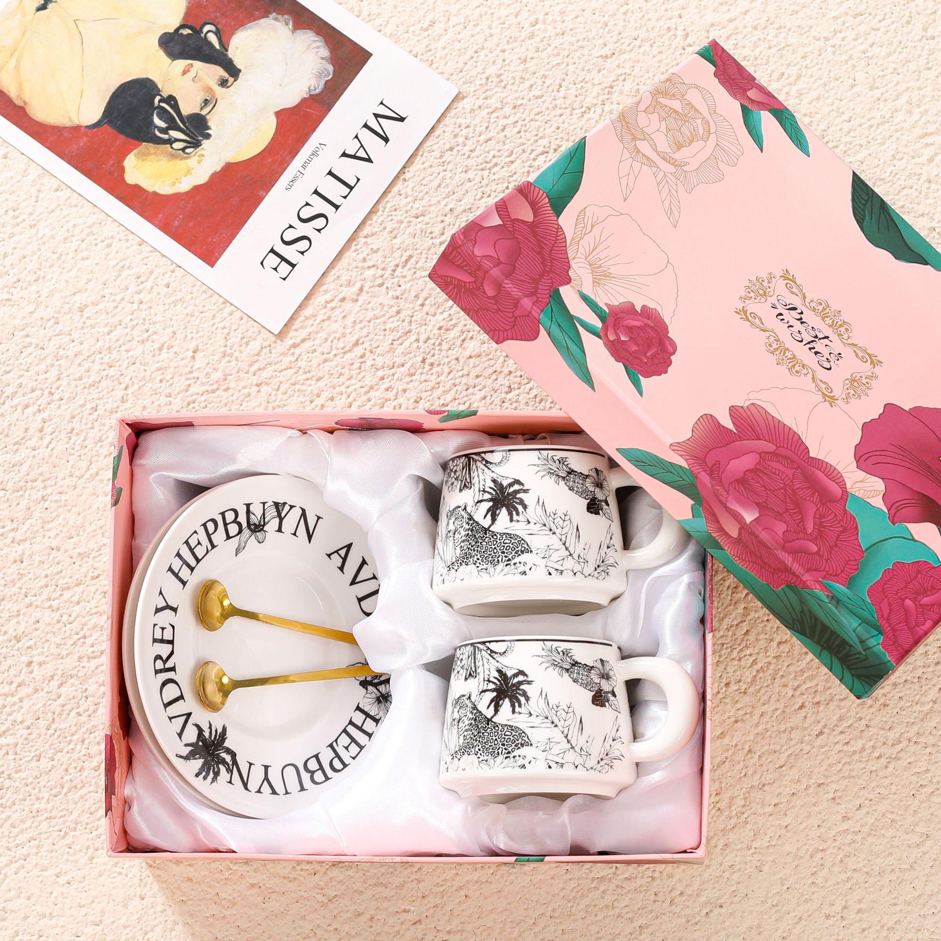 Vintage Watercolor Medieval Coffee Cup And Saucer Gift Box Mug Ceramic Cup Couple Pair Cup Wedding Gift Souvenir 220ml