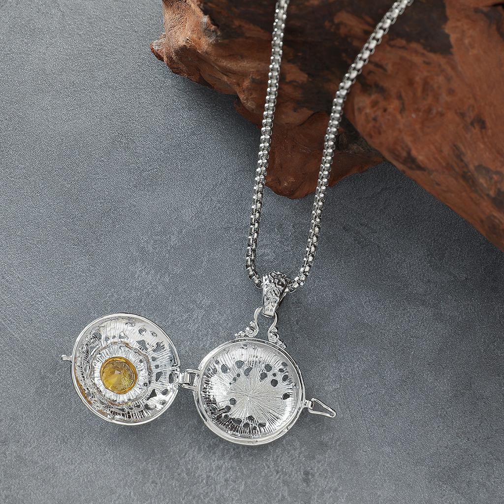 Women's Versatile Retro Patterned Hollow Necklace