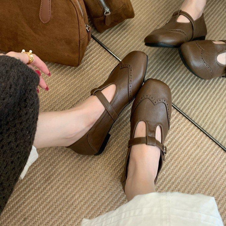 Retro flat-soled T-buckle single shoes, small leather shoes, autumn new British style engraved Mary Jane shoes