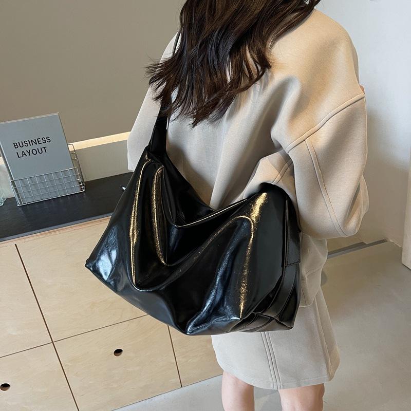 Daily bag soft collapse simple shoulder bag large bag new bag women's large capacity messenger bag tide