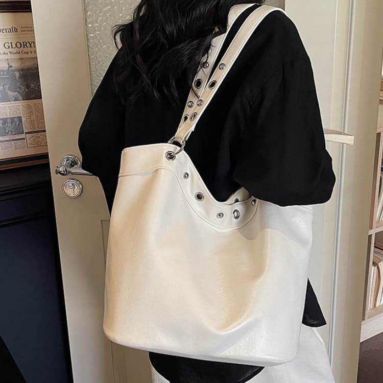 Rivet Decorative Large-capacity Bucket Bag Women's Shoulder Bag