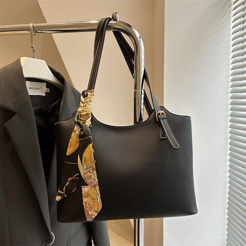 

Largecapacity spring personalized women s bag retro soft leather tote bag women s simple commuting shoulder bag чёрный