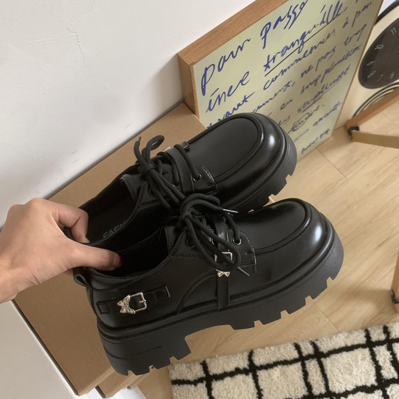 

Французский ретро британский стиль универсальные маленькие кожаные туфли женские 2025 осень новые платформа для верхней одежды с юбкой толстый каблук одинарные туфли 35 чёрный