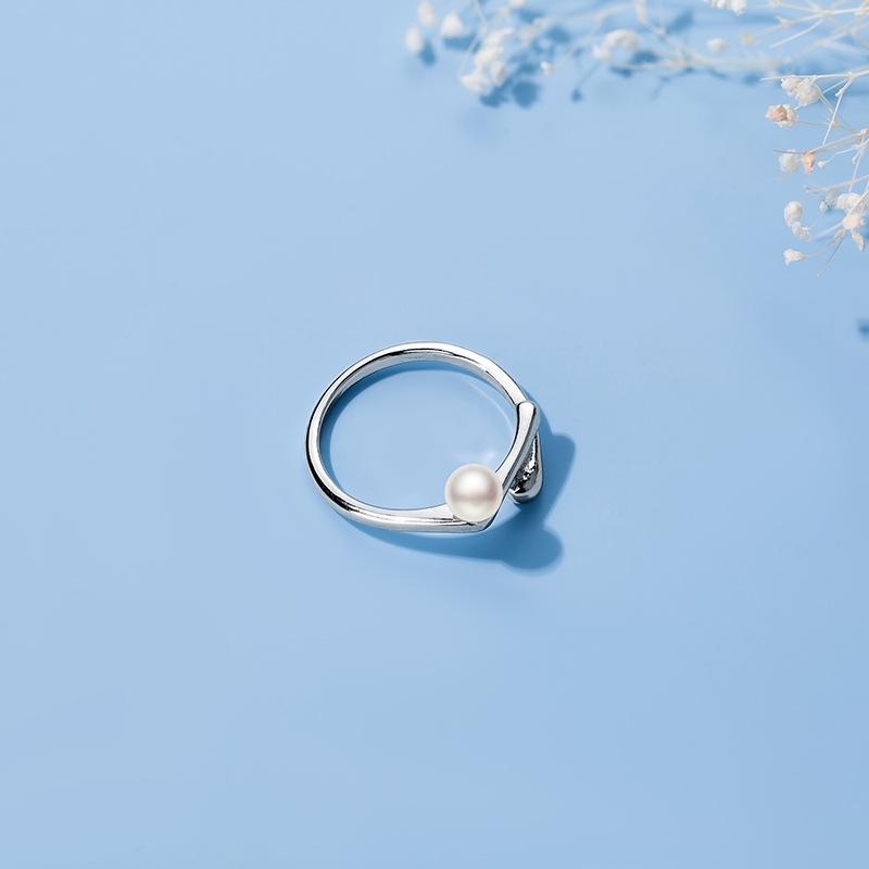 Dvojitý stupňovitý prsten s imitací perly, ženskost, jednoduché nepravidelné linie, zapínání na prsten, nastavitelný ukazováček