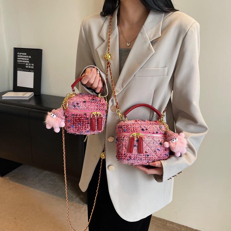 Autumn and winter tide Xiaoxiangfeng handbag women's 2025 new woolen diamond chain bag fashionable versatile shoulder bag