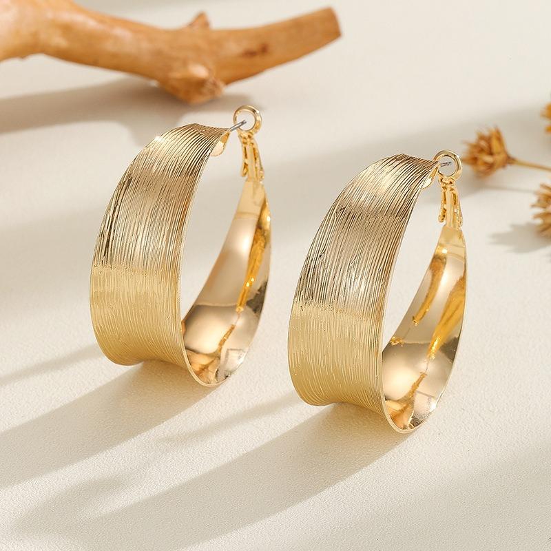 Niche exaggerated design, simple and cold wind earrings, temperament, golden high-end double-ring earrings.
