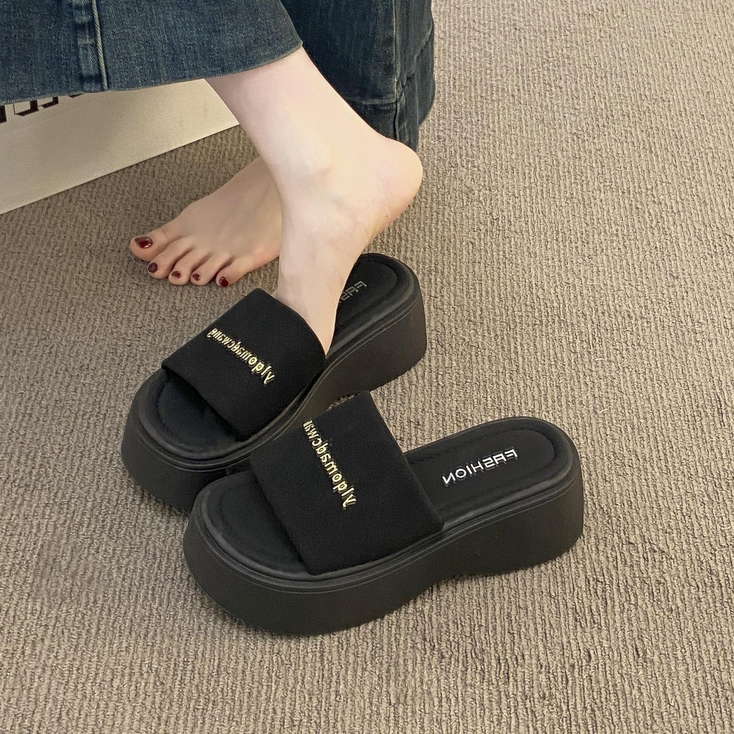 

Крутые шлепанцы на толстой подошве и высоком каблуке для летней женской обуви 2025 новинка маффин однословные шлепанцы на небольшой платформе пляжные сандалии 40 чёрный