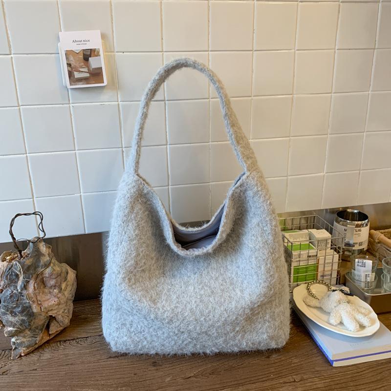 2025 new winter plush bag women's Korean version niche shoulder messenger bag large-capacity commuter woolen tote bag
