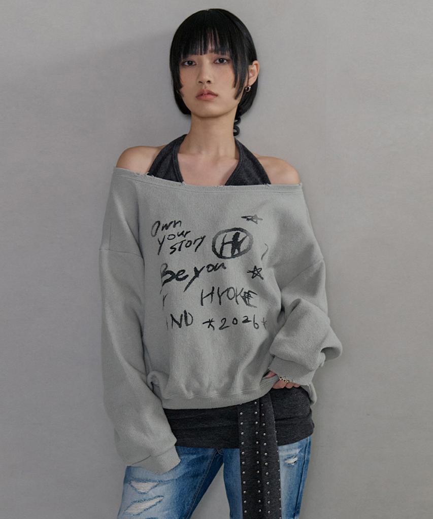 NO EXTRA TOUCH One-Shoulder Graphic Sweatshirt (Melange Gray)_26Spss001Mg