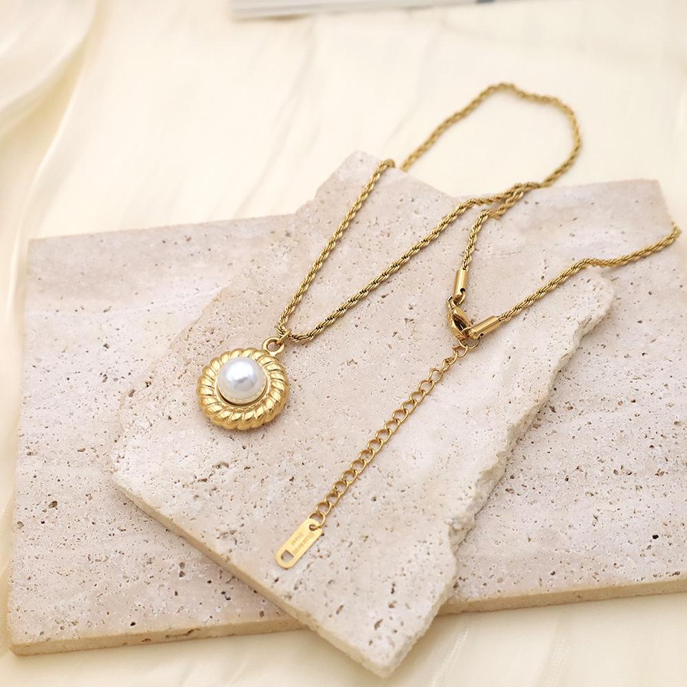 French Retro Vacuum Plated Stainless Steel Pearl Pendant Collarbone Chain Twist Edge Inlaid Pearl Necklace Jewelry Women