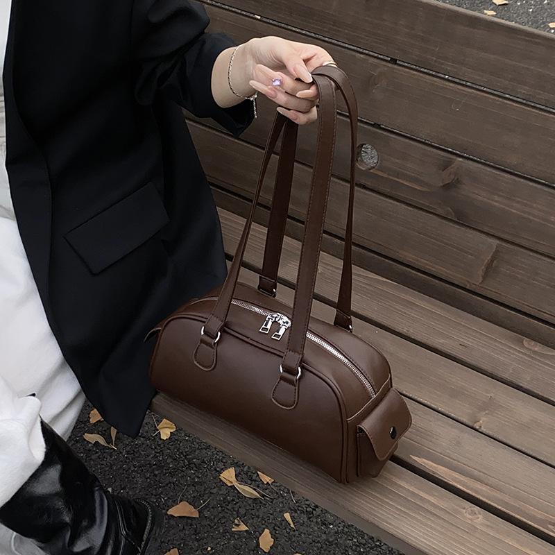 Autumn Retro Texture Bowling Bag Women's Bag 2025 New Simple Shoulder Pillow Bag Versatile Commuter Bag