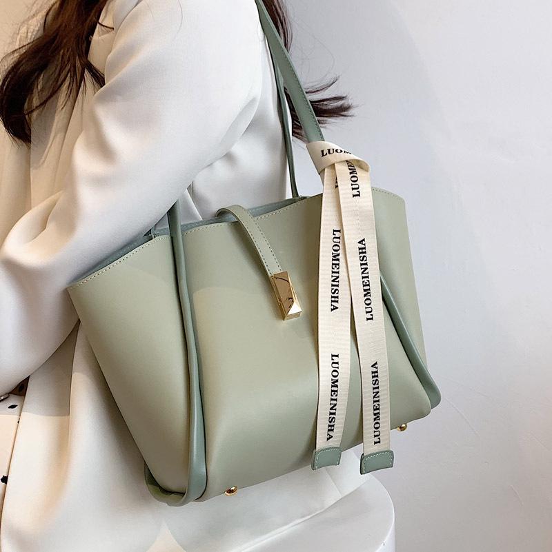 2025 Stylish Large-Capacity Women’s Tote: Trendy, Versatile Shoulder Bag for Commuting and Class