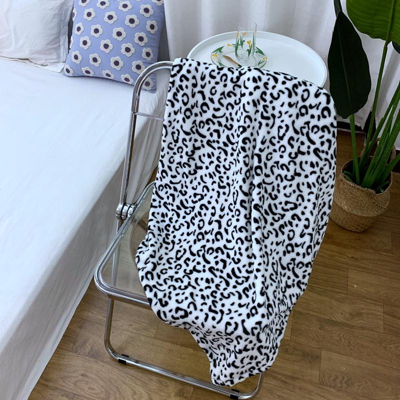 Decke Cartoon Ulzzang Design Kawaii Sofa Korallenfleece Weich Herbst Schlafzimmer Nickerchen Mode Mittagspause Ins Warm halten Reise Freizeit
