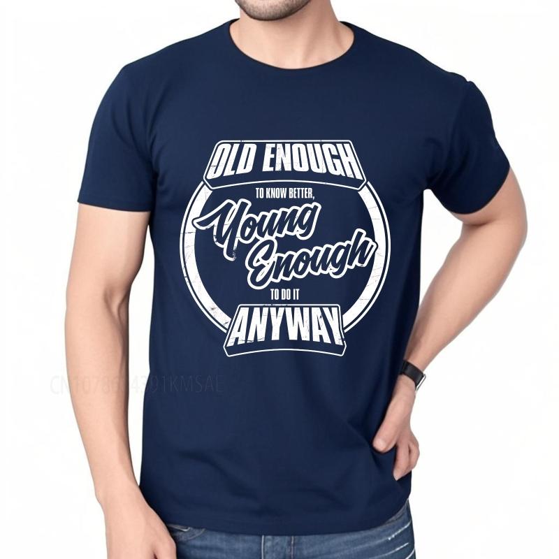 Графичная летняя унисекс футболка Достаточно взрослая, чтобы знать лучше, но достаточно молодая, чтобы все равно сделать это. Футболка с коротким рукавом в уличном стиле, с круглым вырезом 4XL
