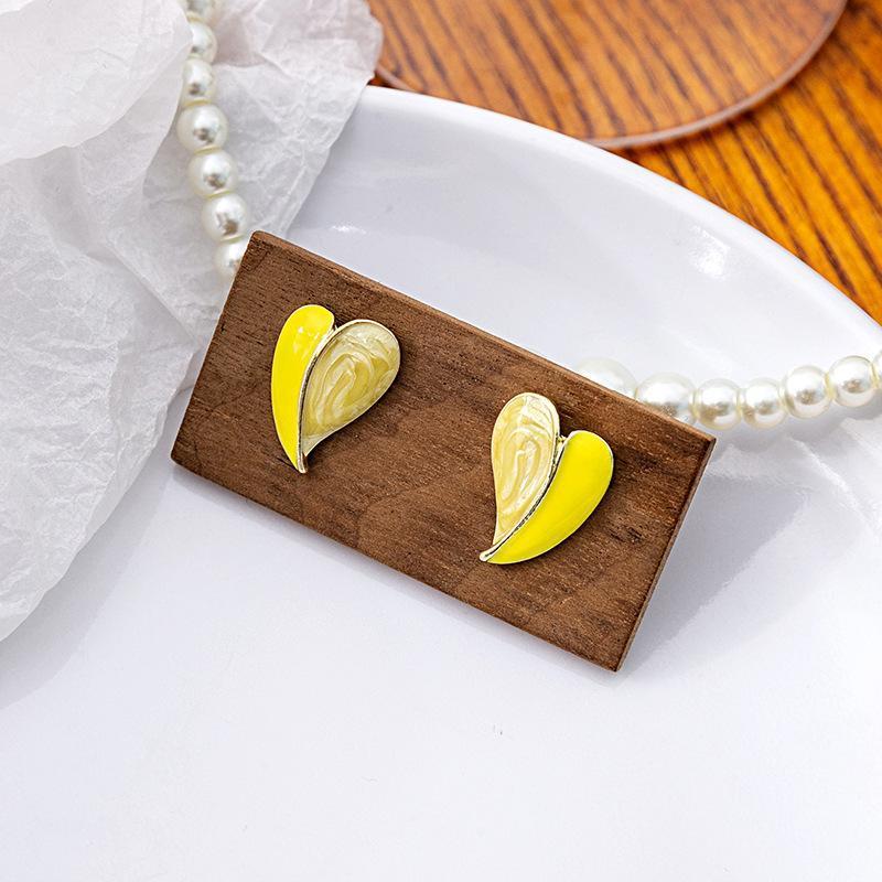 

Yellow White Enamel Heart Women s Stud Earrings Irregular Love Hearts Stud Earrings Unusual Small Earrings for Girls 2024 new in