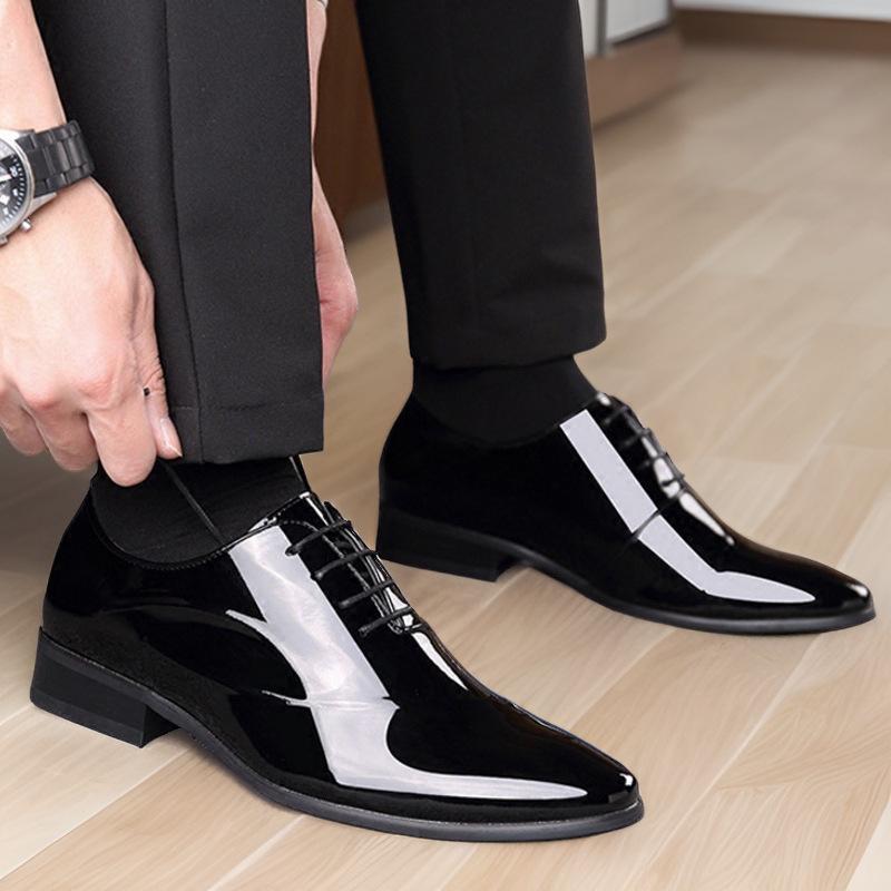 

Чоловічі осінні офіційні лаковані туфлі на шнурівці - універсальні, гострі, великих розмірів, ідеальні для весілля та бізнесу. 42 чорний